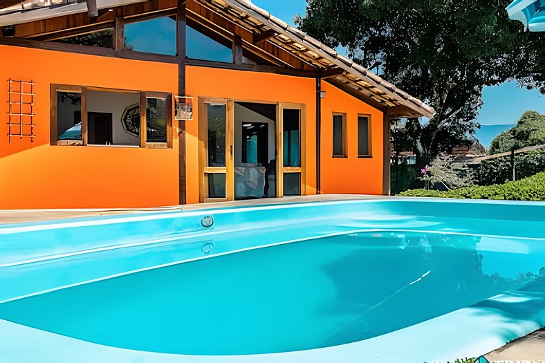 Casa com piscina e churrasqueira a 2 min da praia