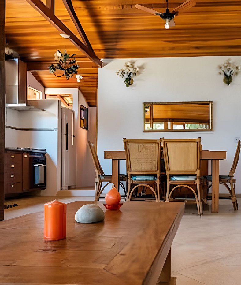 Casa com piscina e churrasqueira a 2 min da praia