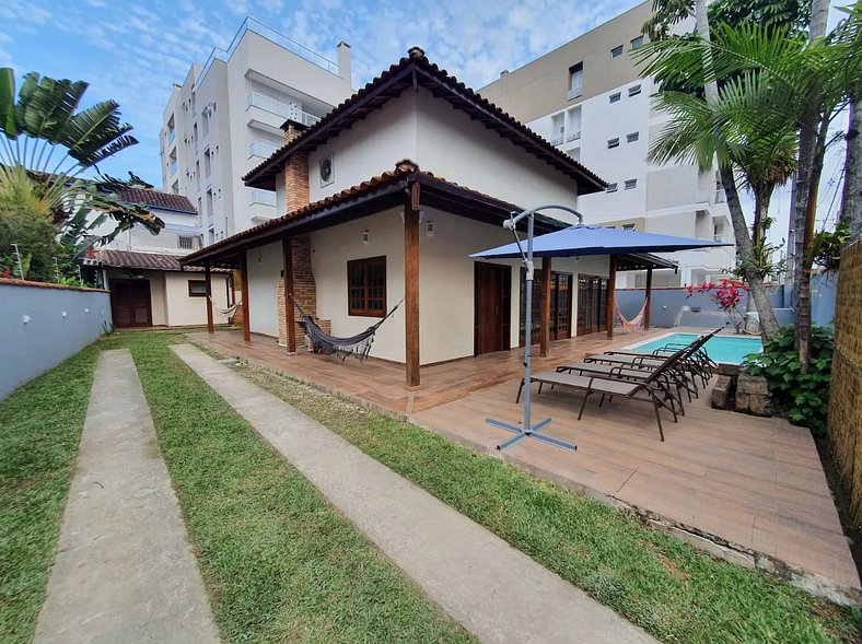 Casa Tenório | 5 dormitórios, jacuzzi e piscina em Ubatuba